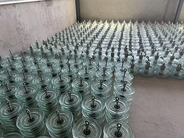 Glass insulator U40 triple type