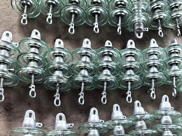 Glass insulator U40 triple type